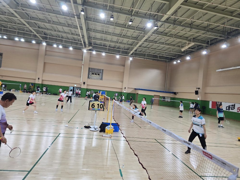 K민턴으로 운영한 배드민턴 대회 경기 현장